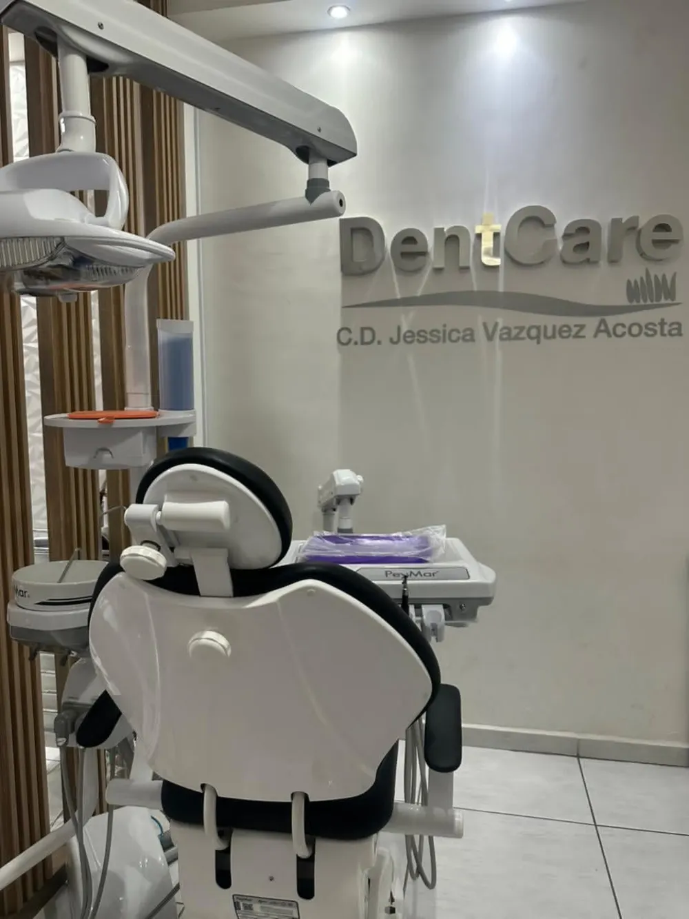 Consultorio con unidad dental moderna e instrumental estéril